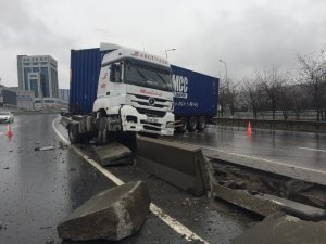 Kontrolden çıkan tır beton bariyerlere çarptı