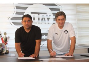Altay, futbol okullarının bir yenisini Salihli’de açtı