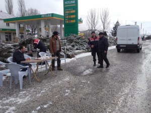 Soğuk havada jandarmadan sürücülere sıcak çay jesti