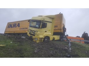 Büyükçekmece'de tır bariyerlere çarptı