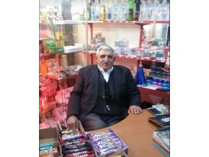 Silahlı soyguncuya bıçakla direnirken vuruldu