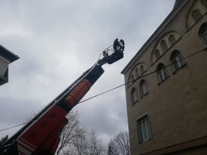 Cami kubbesine müdahale etmeye çalışan itfaiyecilerin zor anları kamerada