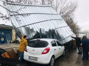 Silvri’de şiddetli rüzgar iş yerinin çatısını uçurdu