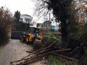 Kavacık’ta villanın bahçesinin istinat duvarı çöktü