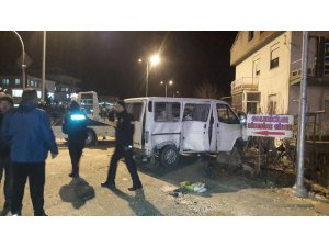 Denizli'de eve çarpan kamyonetin alev alması güvenlik kamerasında