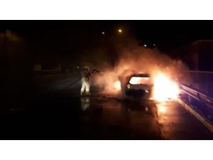 Alev topuna dönen otomobilden sürücüyü itfaiye çıkarttı