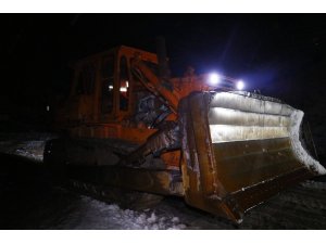 Karayolları çığ bölgesine ulaşmak için yol temizleme çalışmalarına devam ediyor