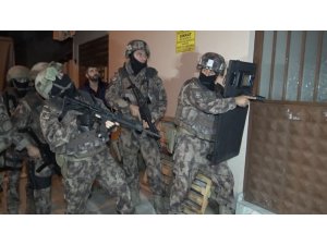 Bursa’da şafak baskını yapılan operasyonda çöp evde gizlenen uyuşturucu yakalandı
