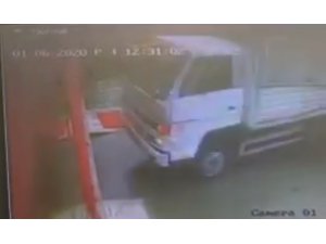 El freni çekilmeyen kamyon markete daldı