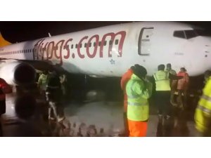 Sabiha Gökçen’de çamura saplanan uçak böyle kaldırıldı
