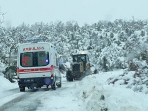Köy yolu kapandı, hastanın imdadına İl Özel İdaresi yetişti