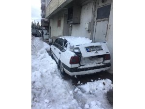Çatıdan düşen kar kütlesi, park halindeki aracı kullanılamaz hale getirdi