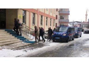 Jandarma göçmen kaçakçılarına geçit vermedi