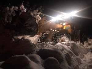 Karda mahsur kalan ailenin imdadına büyükşehir belediyesi yetişti