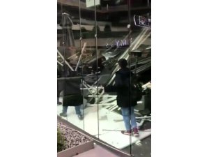 İstanbul Zincirlikuyu’da bir kafenin çatısı çöktü. Olay yerine itfaiye ve ambulans ekipleri sevk edildi. İtfaiye ekiplerinin çalışması devam ediyor.