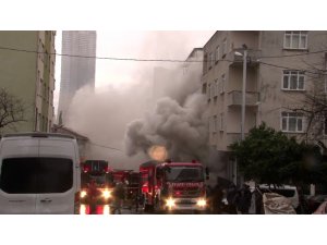 Ümraniye’de bir yatak imalathanesinde yangın çıktı. Olay yerine çok sayıda itfaiye ekibi sevk edildi.
