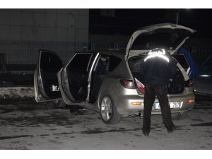 Seyir halindeki araçta silahla kazara kendini vurdu