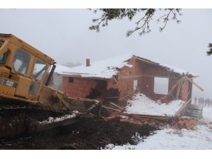 Samsun’da orman arazisindeki 26 kaçak yayla evi yıkıldı