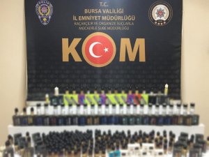 Bursa’da şüpheli araçtan yüzlerce kaçak ürün ele geçirildi
