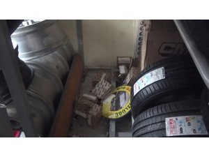 Hırsızların dakikalar içerisinde onlarca kış lastiği çaldığı anlar kamerada
