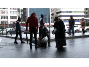 Mecidiyeköy’de tenis raketi ve makasla birbirlerine saldırdılar