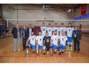 Karacabey Belediyespor Erkek Voleybol Takımı şampiyonluk yolunda iddialı
