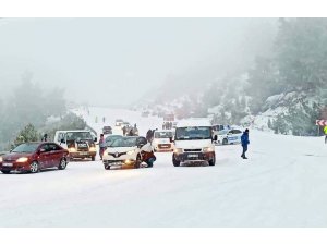 Denizli’de buzlanmadan dolayı yol kapandı