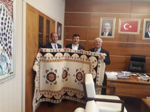 Genel Başkan Yardımcısı Hamza Dağ’a el dokuması halı hediye ettiler