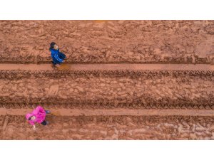 İdlib'de çamura batmış hüzünlü kampları, çocuklar neşelendiriyor