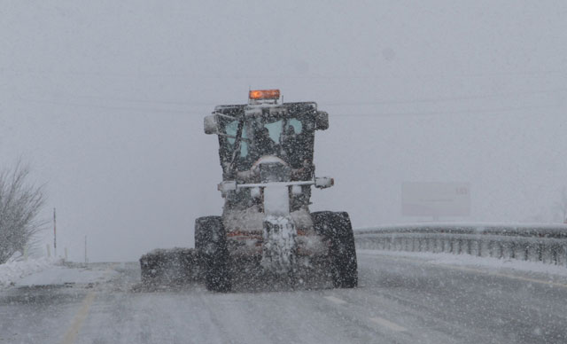 Karaman'da kar yağışı şehirler arası ulaşımı aksatıyor