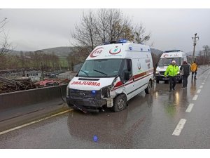 Samsun’da ambulans ile otomobil çarpıştı: 4 yaralı