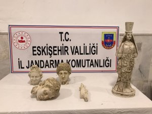 Eskişehir'de üç heykel başı ve iki kadın heykeli ele geçirildi