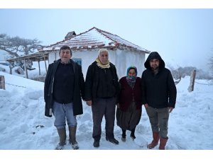 Manisa’da 4 gündür karda mahsur kalan vatandaşlar kurtarıldı