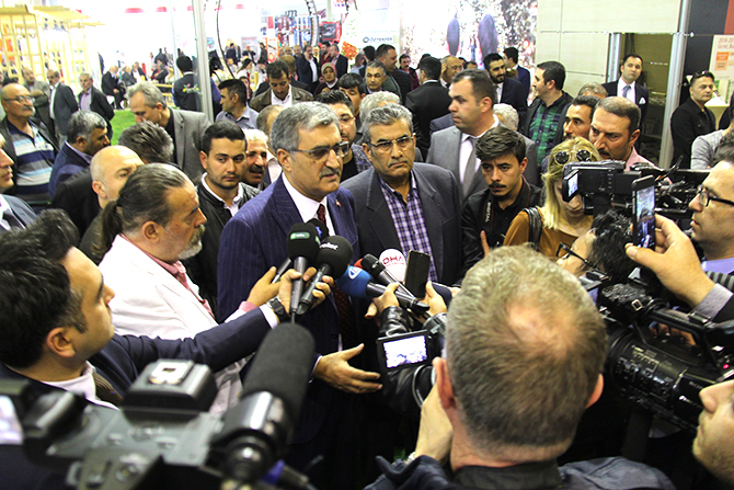 Konuk'tan dürüst gazeteciliğe övgü