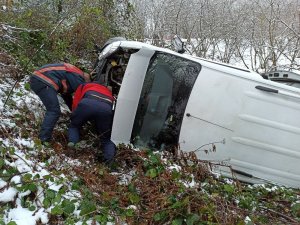 Düzce’de karda yoldan çıkan minibüs şarampole uçtu: 5 yaralı