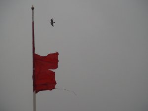 Taksim’de yırtılan dev Türk bayrağı değiştirildi