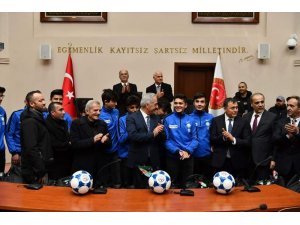 Isparta’daki amatör spor kulüplerine 250 bin liralık malzeme desteği