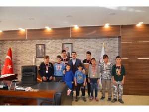 Kaymakam, Gümüşgün’lü güreşçileri ödüllendirdi