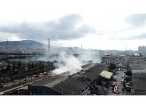 Ümraniye’de yangın çıkan ambalaj deposu havadan görüntülendi