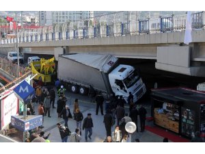 İzmir’de yasaklı yola giren tır, köprüye takıldı