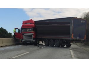 Orta refüje çarpan TIR yolu kapattı, trafik durdu