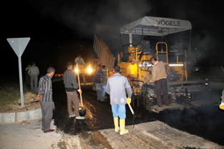 Beyşehir Belediyesi yolları gece asfaltlıyor