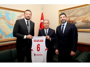 Bakan Akar, Hidayet Türkoğlu ile bir araya geldi