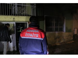 Evde yalnız yaşayan kişi uykusunda yangına yakalandı