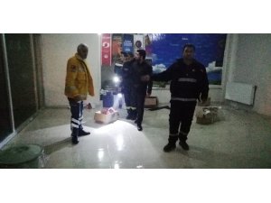 Bina girişinde yakılan ateş paniğe neden oldu