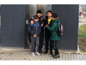 Okul yolunda asansörde mahsur kaldılar