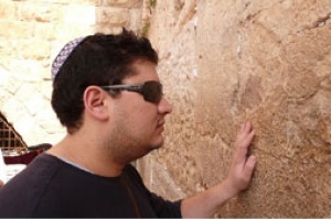 İsrail'in yalaka yazarı iş başında