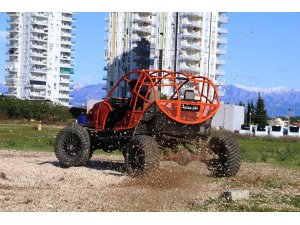 Demirci ustası, kendi yaptığı arazi aracıyla engelleri aşıyor