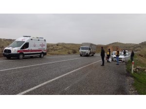 Lastiği patlayan araç kazaya neden oldu, sürücünün burnu bile kanamadı