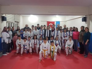 Taekwondo sporcuları kuşak bağladı